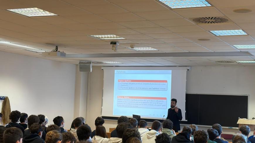 Il professor Giorgio Laguzzi durante il seminario "Infiniti e paradossi"